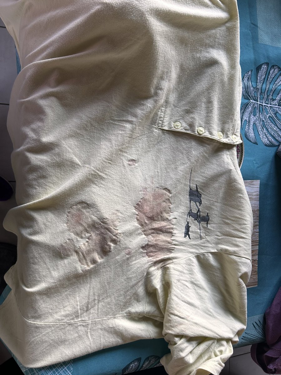 CathieGoetter's tweet photo. Quand ta patiente part en consultation chez son chirurgien et qu’un médecin qui lui refait le pansement. Le lendemain la mèche est tombée et le T-shirt est souillé. À quand une reconnaissance de l’expertise des infirmiers? #infirmiersliberauxencolere #infirmiersliberauxmeprises https://t.co/xQqEQRS3W1