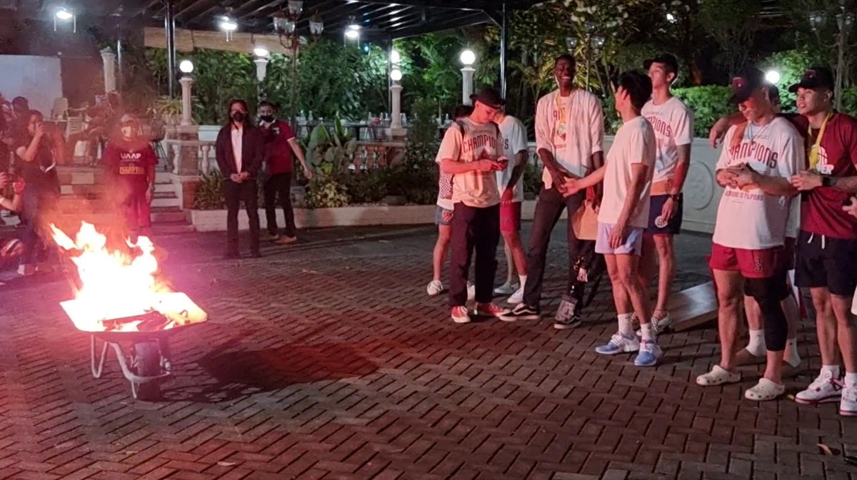 jedeva's tweet image. One year ago, we finally got the bonfire we were waiting for. #UPFight #nowheretogobutUP