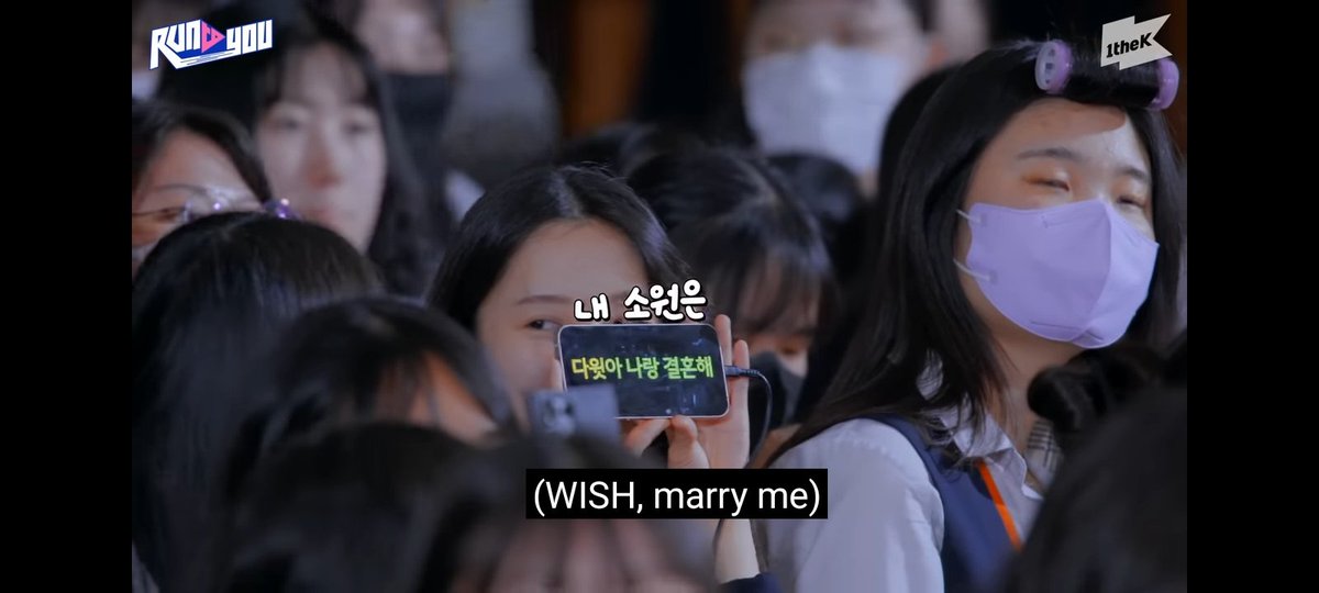 W1SHGF's tweet photo. she get to hug wish 😭😭😭 https://t.co/vr9LPoyD4U