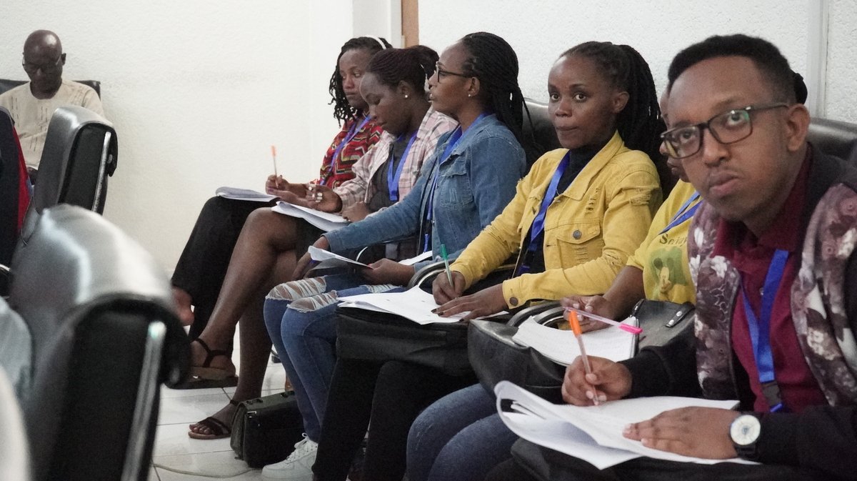 NFPO_Rwanda's tweet photo. Kuri uyu mugoroba tariki ya 12/5/2023, ku cyicaro cya #NFPO, intumwa ya #MINUBUMWE, Bwana @NikuzeDonatien ari kuganira n'urubyiruko rwo mu Mitwe ya Politiki iri mu Ihuriro rwiga muri Youth Political Leadership Academy #YPLA. Baraganira kuri "NDI UMUNYARWANDA". https://t.co/xHTeBMIUSe