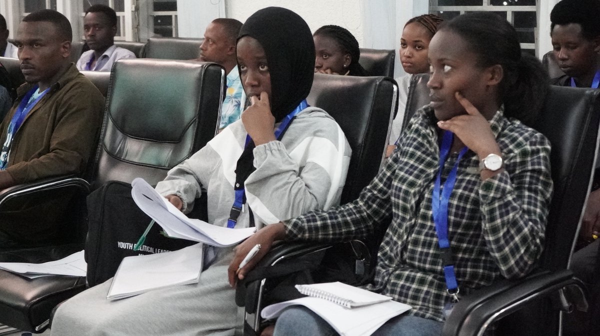 NFPO_Rwanda's tweet photo. Kuri uyu mugoroba tariki ya 12/5/2023, ku cyicaro cya #NFPO, intumwa ya #MINUBUMWE, Bwana @NikuzeDonatien ari kuganira n'urubyiruko rwo mu Mitwe ya Politiki iri mu Ihuriro rwiga muri Youth Political Leadership Academy #YPLA. Baraganira kuri "NDI UMUNYARWANDA". https://t.co/xHTeBMIUSe