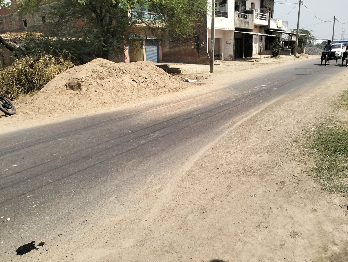 भरवारी रोड परसरा गांव में मेन रोड पर बालू गिरा रखे है कई लोगो के कहने पर भी नहीं हटाया जा रहा है बालू रोज कई हादसे होते है किसी न किसी दिन जान भी जा सकती है आज मेरी हादसे होते होते बचा ! इस पर जल्द से जल्द कार्रवाई हो
 नाम लालचंद्र पिता नफ्फे लाल
<a href="/kaushambipolice/">KAUSHAMBI POLICE</a> 
@DMkaushambi