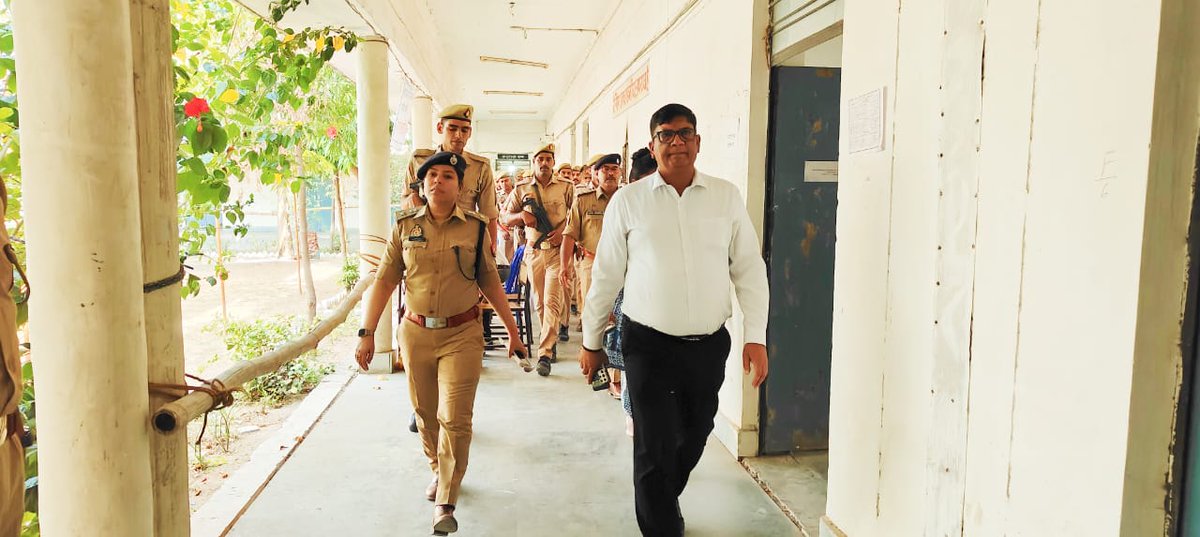 mahobapolice's tweet photo. #DM_MBA @manojkrsinghias व #SP_MBA @IPSAparnaGupta द्वारा नगर निकाय चुनाव 2023 की मतगणना को निष्पक्ष, सकुशल व शांतिपूर्णढंग से सम्पन्न कराने हेतु जनपद के मतगणना स्थलों पर निरन्तर भ्रमणशील रहकर सुरक्षा व्यवस्था का जायजा लिया जा रहा है, शांतिपूर्ण व सकुशल मतगणना जारी है।
#UPPolice https://t.co/L63GLtXXLP