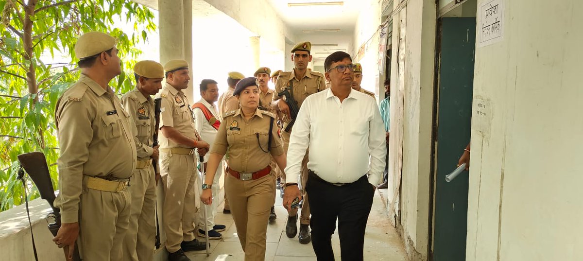 mahobapolice's tweet photo. #DM_MBA @manojkrsinghias व #SP_MBA @IPSAparnaGupta द्वारा नगर निकाय चुनाव 2023 की मतगणना को निष्पक्ष, सकुशल व शांतिपूर्णढंग से सम्पन्न कराने हेतु जनपद के मतगणना स्थलों पर निरन्तर भ्रमणशील रहकर सुरक्षा व्यवस्था का जायजा लिया जा रहा है, शांतिपूर्ण व सकुशल मतगणना जारी है।
#UPPolice https://t.co/L63GLtXXLP