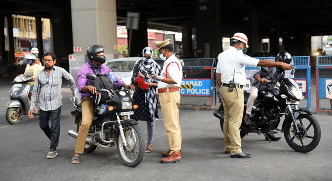 yoganand_bjp's tweet photo. Traffic challans have become a menace for the common man, but why are the rules different in Charminar and in the City? It's time for a consistent and fair approach to traffic enforcement! #TrafficChallan #RoadSafety #FairEnforcement #Serilingampally #KarnatakaElectionResults2023 #VoteCounting #IndiaTodayExactPoll