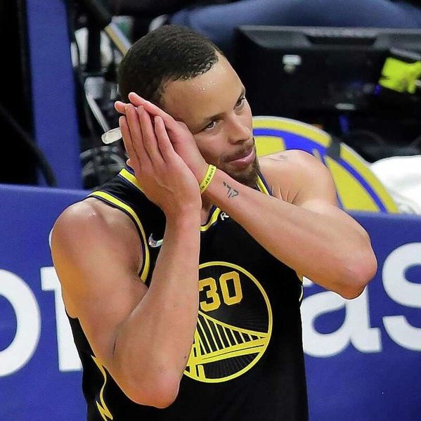 legna_04's tweet photo. Curry pregunta que si puede irse ya qué tiene sueño https://t.co/KZW3zIAhnV