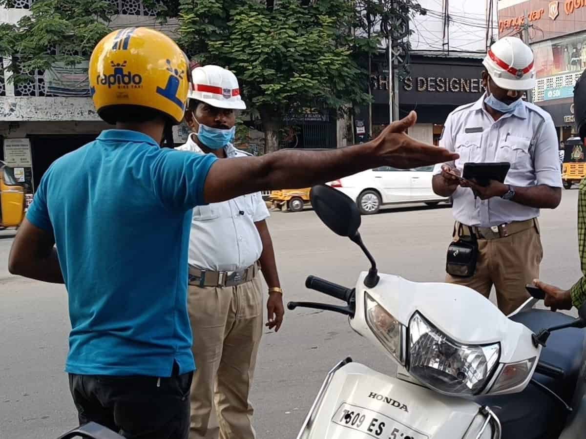 yoganand_bjp's tweet photo. Traffic challans have become a menace for the common man, but why are the rules different in Charminar and in the City? It's time for a consistent and fair approach to traffic enforcement! #TrafficChallan #RoadSafety #FairEnforcement #Serilingampally #KarnatakaElectionResults2023 #VoteCounting #IndiaTodayExactPoll