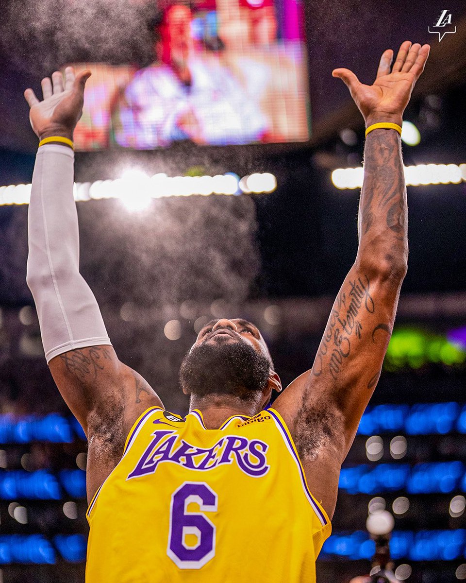StorieASpicchi's tweet photo. È da inizio Playoffs che si dice che, a 38 anni e dopo 20 nella lega, grazie anche a un Davis incredibile in difesa e un roster finalmente funzionale e non più solo dipendente da lui, LeBron avrebbe dovuto “scegliere” i suoi momenti in questa post-season. Centellinando le energie per le gare più importanti.

Come quella di stanotte, da vincere per eliminare in campioni NBA evitando una pericolosissima gara 7. Una partita che LeBron ha dominato mentalmente e tecnicamente dall’inizio alla fine. Giocando 43 minuti dei primi 44 prima di uscire a vittoria acquisita, segnando 30 punti con 9 rimbalzi, 9 assist, 10/14 al tiro, 2/3 da tre e 8/11 ai liberi, sbagliando poco o nulla e scegliendo con sapienza quando premere l’acceleratore, quando gestire il ritmo, quando portare i suoi avversari in post, quando creare tiri per i compagni da bloccante e rollante.

Nell’appuntamento più atteso della stagione dei Lakers, non potevamo che vedere il miglior LeBron possibile. Giocatore eterno.

#otnba