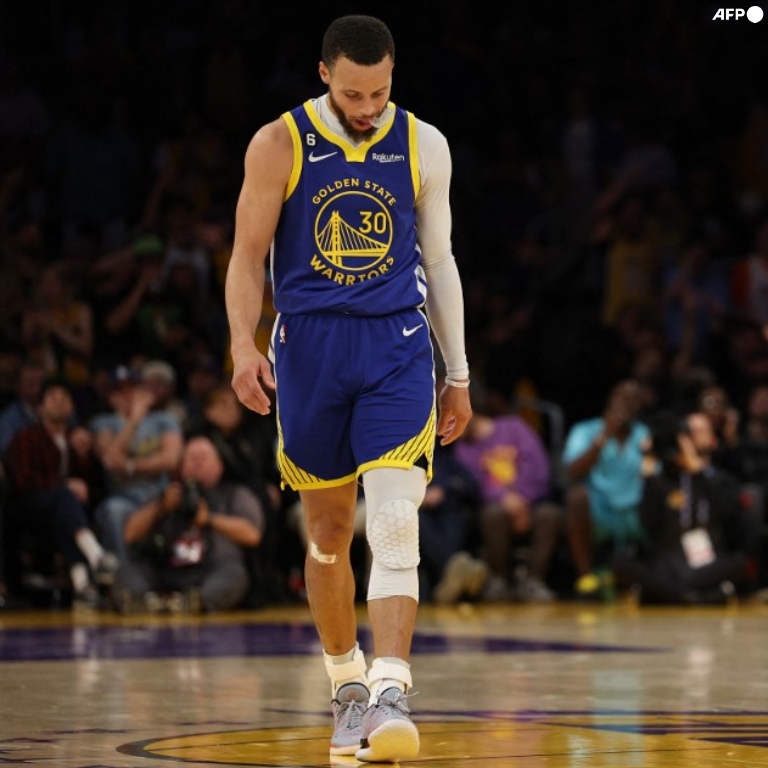 Klay, Green y Poole. Ninguno de ellos estuvo a la altura. Si Los Warriors les remontaron a Los Kings, se metieron hasta semifinales de conferencia y se llegaron a ilusionar con la posibilidad de eliminar a Los Lakers fue gracias a ÉL. No será la temporada del quinto anillo, pero