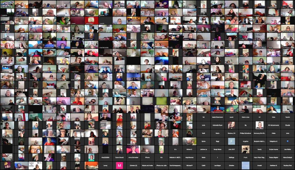 450 Menschen waren im Zoommeeting. 260 auf Youtube und 300Menschen vor Ort. Hier hat uns jemand eine Fotocollage mit allen Menschen gemacht, die beim ZoomMeeting dabei waren. Danke