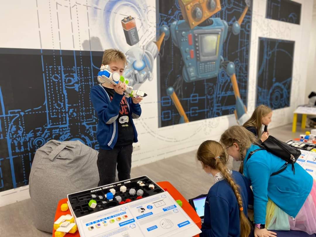 cubroid's tweet photo. Join other educators across the world to help think learning in schools and create a positive impact for students and classrooms. Join the Cubroid block now!

#STEAMFun #kidseducation #STEAM #EdTech #Cubroid #Codingblocks #elementarycoding #EdTechRevolution #robotics #Artibo #CuroAI #futureeducation #learn #play #funlearning #teachers