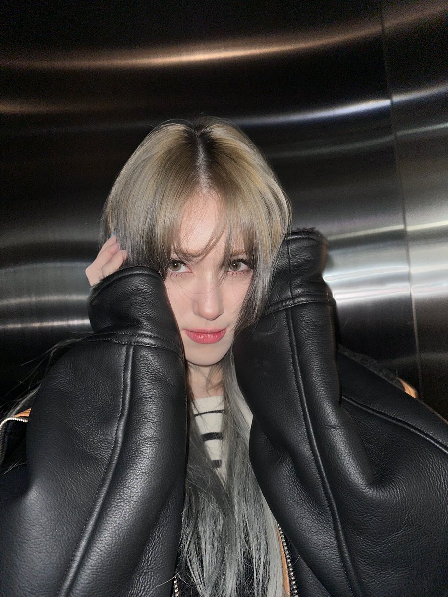 somihourly's tweet photo. JEON SOMI WHAT THE HELL https://t.co/VoP6vjJPp4