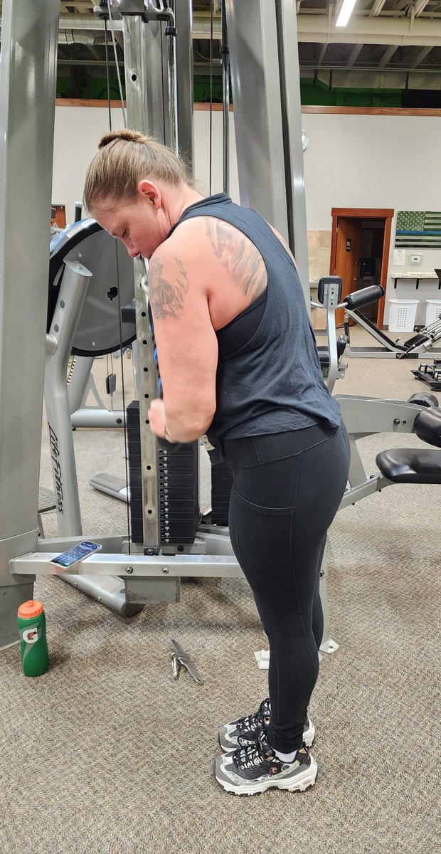 Nothing better than a good arm workout in an empty gym #fitnessgirl #weightlifting