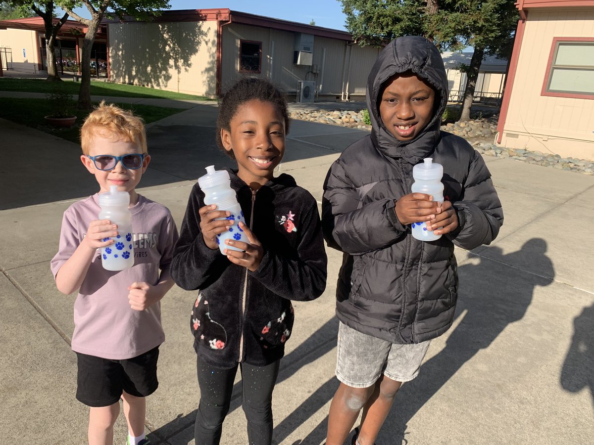 This mornings’s Bulldog Buck raffle winners were all smiles! 🤩 Remember to B.A.R.K.- Be safe Act responsibly Respect all Kindness matters @rcsdsargeant #RCSDchampions