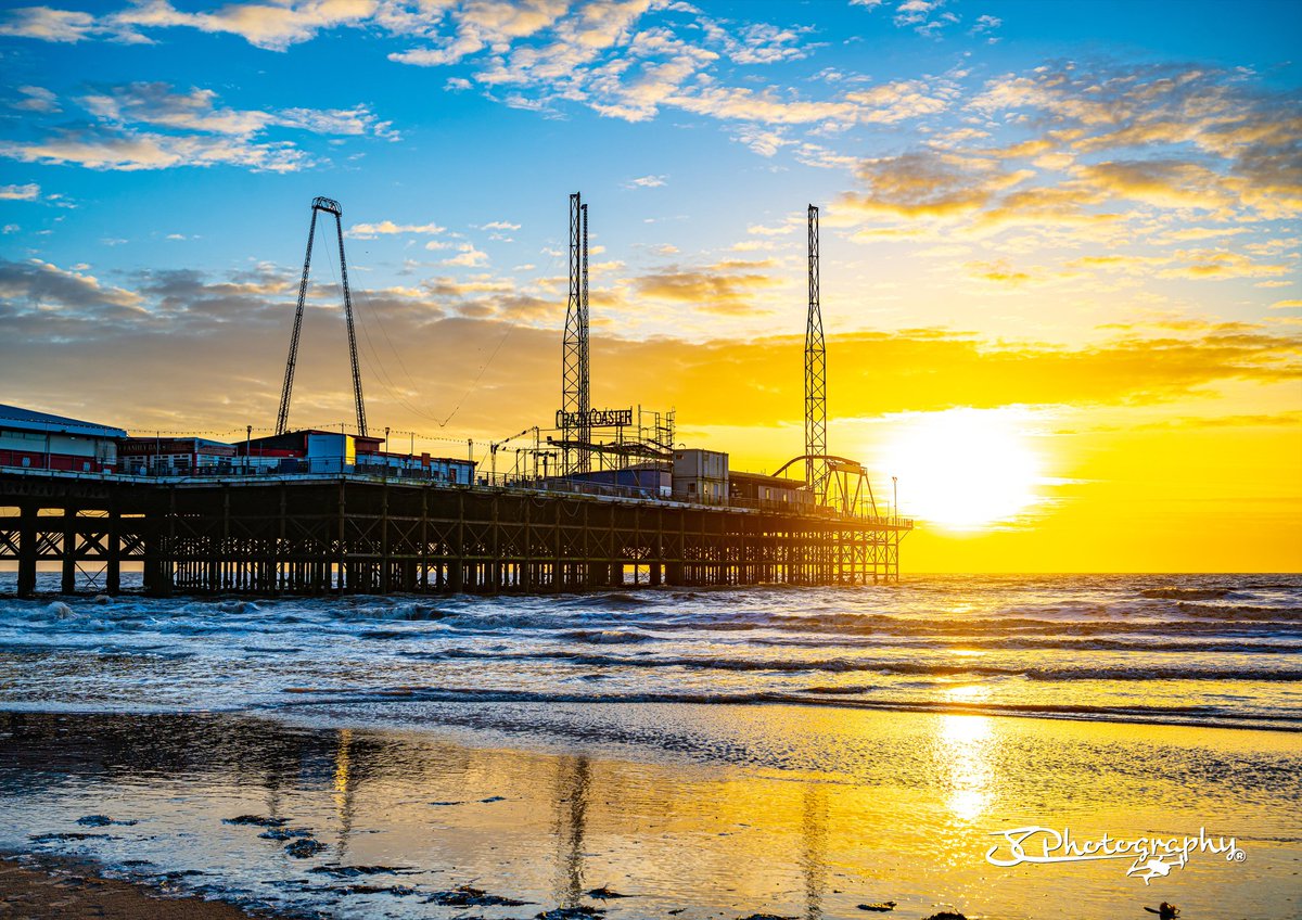 See my latest sunset collection jcphotographystudio.co.uk/sunsets.htm
#blackpool #walkonthewildside #photography #photo