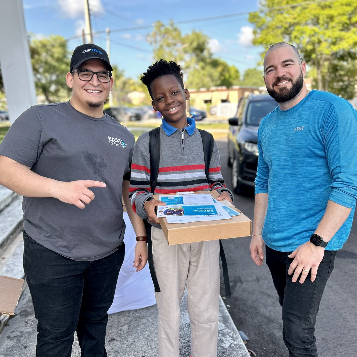 Thanks @BranchesFL, @compudopt, & @ATT for coming together and helping in providing 100+ laptops to give back to the local community! It was a superb and successful event in giving back to those in need!

#OneFLA #LifeAtATT #TheEastRegion