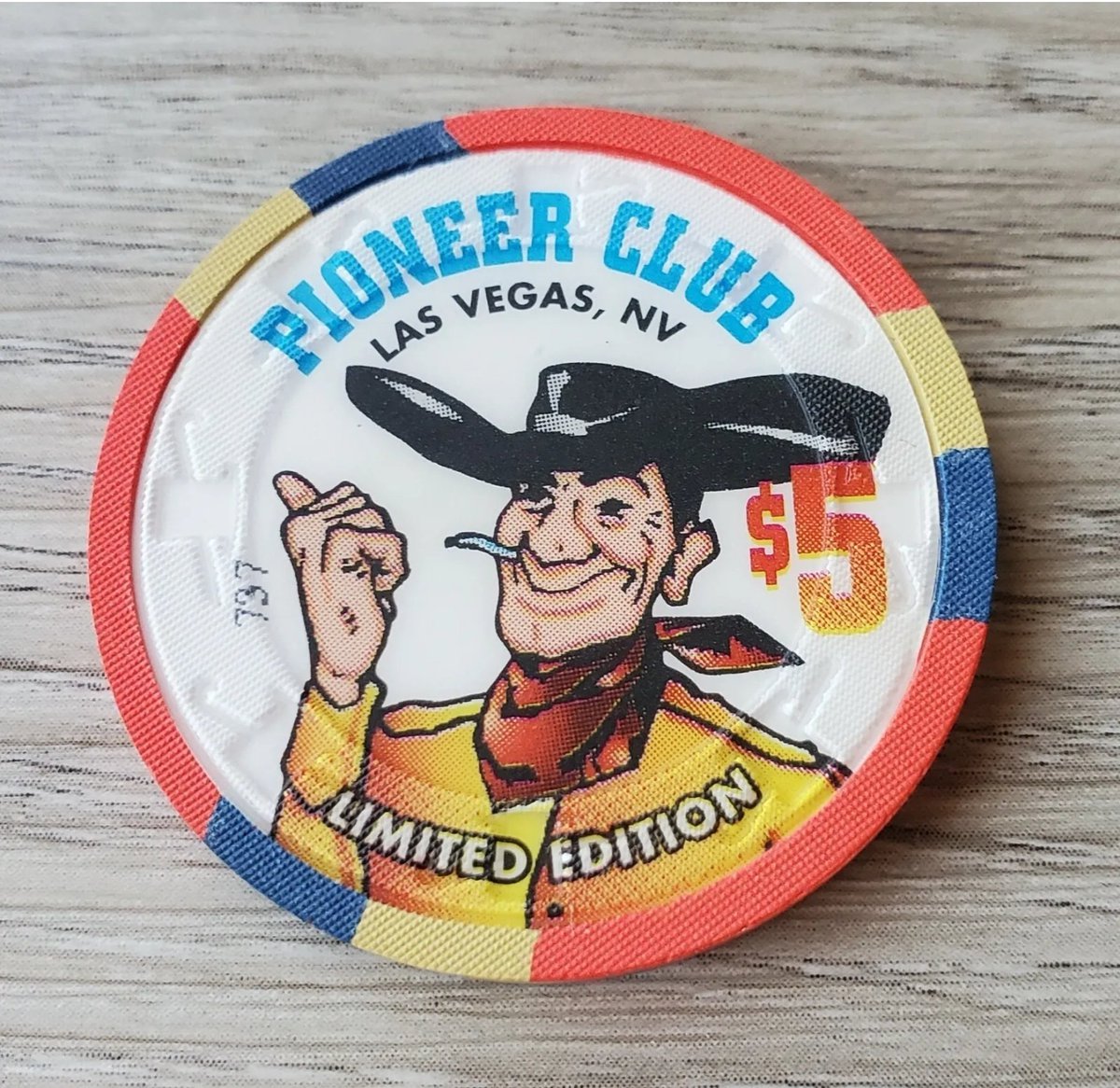 _GrandPaD's tweet image. Some random #Helldorado stuff from old #LasVegas - Front/back of a limited Pioneer Club chip.
A cool 1940s pic from the @reviewjournal - Golden Nugget shadowing the parade.