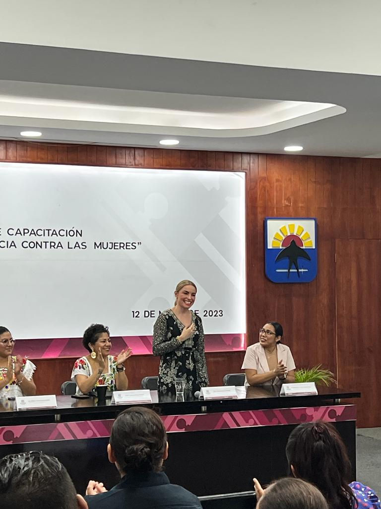 PJEQuintanaRoo's tweet photo. REFORZANDO LOS PROCEDIMIENTOS DE ACTUACIÓN, PODER JUDICIAL IMPARTE EL CURSO “LOS TIPOS DE VIOLENCIA CONTRA LAS MUJERES” A SERVIDORES PÚBLICOS DE COZUMEL
Nota completa: https://t.co/vwBX15hIis
#PJEQROO #TSJQROO #Cozumel #QuintanaRoo #SeguridadPública #Geavi #Sipinna https://t.co/ICOgqpESgD