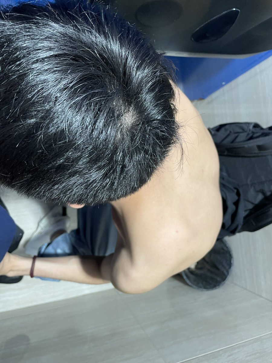 dk19990817's tweet photo. 骚货在机场饥渴难耐 想吃我jb 吃我精液 还一直叫爸爸 喜欢大jb的私信我 https://t.co/U4iNghmQa7