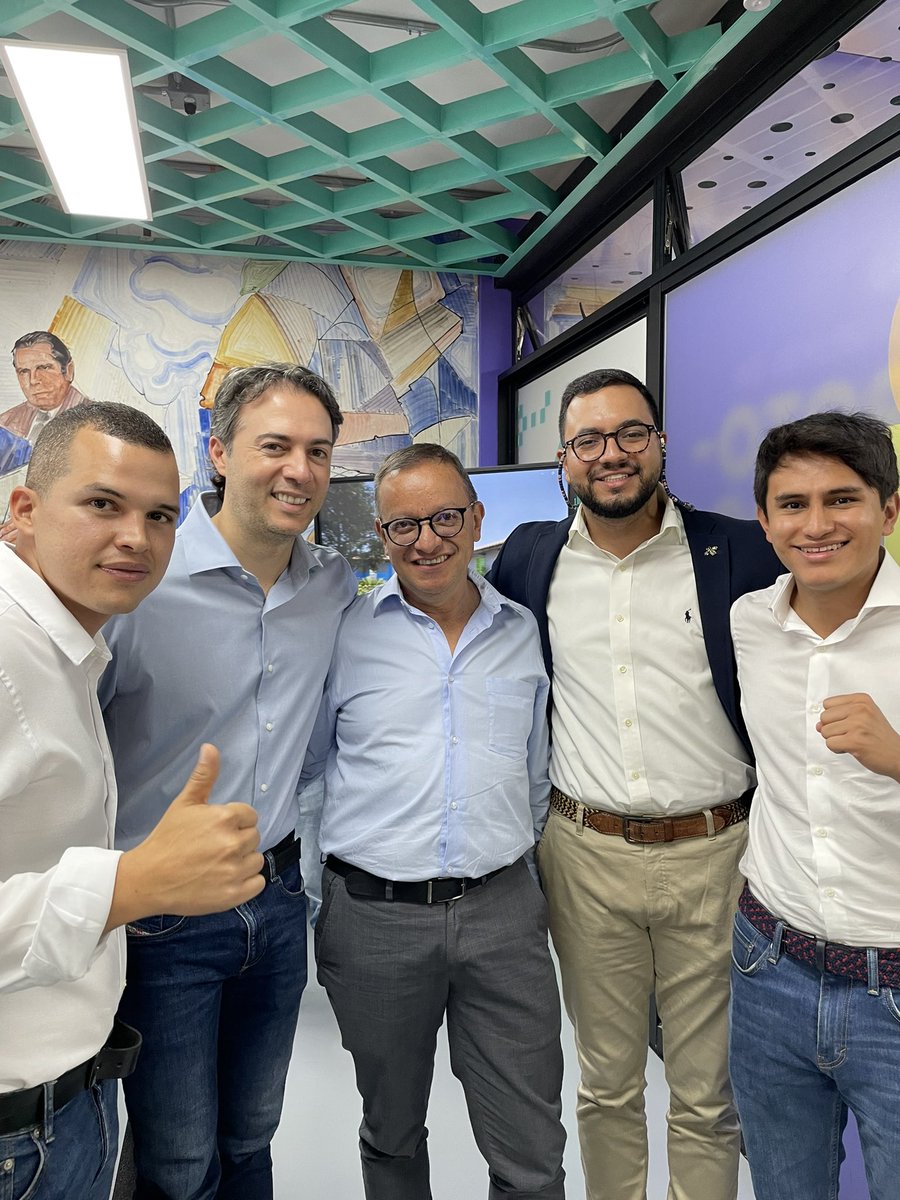 diegoromerov's tweet photo. Hoy acompañé a @QuinteroCalle a la apertura del Centro del Valle del Software de Buenos Aires. Medellín está viviendo una época de oro donde los jóvenes están vibrando con la tecnología para el desarrollo y crecimiento empresarial. https://t.co/gFLc3U4KGi