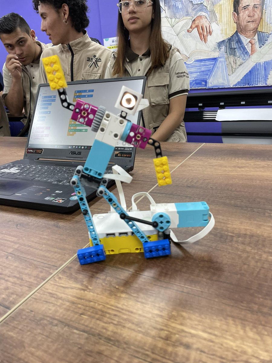 diegoromerov's tweet photo. Hoy acompañé a @QuinteroCalle a la apertura del Centro del Valle del Software de Buenos Aires. Medellín está viviendo una época de oro donde los jóvenes están vibrando con la tecnología para el desarrollo y crecimiento empresarial. https://t.co/gFLc3U4KGi