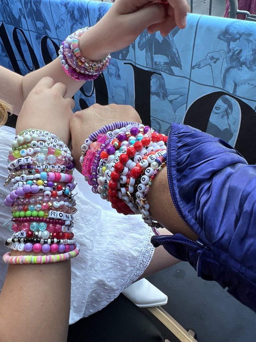 rockstarronan's tweet photo. We’re in a sea of the most beautiful Swifties💜💜💜 @taylorswift13 https://t.co/yAssokzCiE