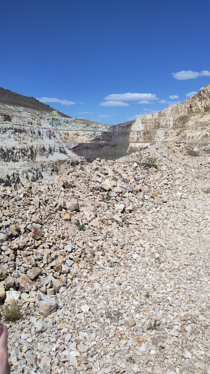 Now I have to stop looking at rocks for fun and start looking at them for work. The @DurUniEarthSci field trip begins in Rhyolite, a ghost town near Beatty, Nevada looking at (you guessed it) rhyolite - some lovely welded ignimbrites! #geology #rocks #nevada #goldmines