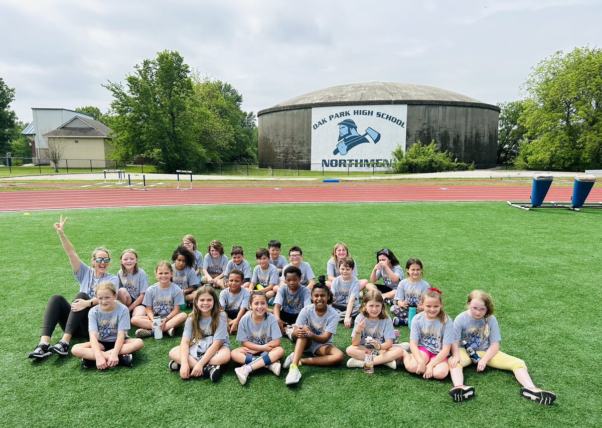 Future 2032 Oak Park Grads! 🩵 

I clearly didn’t run as hard as my crew today, but I did bring the energy! 🤣✌🏼

Thank you, <a href="/ChapelHillPTA/">Chapel Hill Elementary PTA</a>, for helping us with our fundraiser! <a href="/ChapelHillNKCSD/">Chapel Hill ES</a>