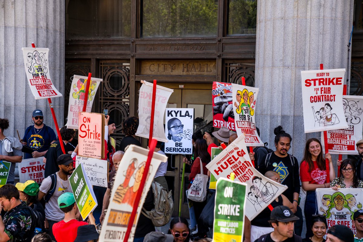 Day 7 of @OaklandEA teacher strike ends the week strong with a march from Lake Merritt to OGP #Unite4OaklandStudents