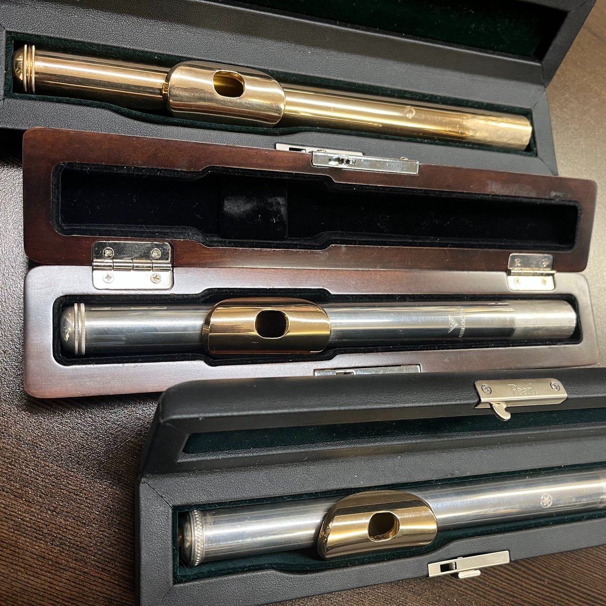 nakatomigakki's tweet image. #フルート頭部管の嵌合調整 の3本
上から #MURAMATSU(14K),#POWEL(AURUMITE),#YAMAHA 
これらの吹き比べは楽しいですな