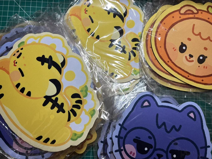 carat cake stickers + discount 2020 snapshoot charms + pre-order charm leftovers + limited mousepad restock tomorrow!! 10:10am pacific time 