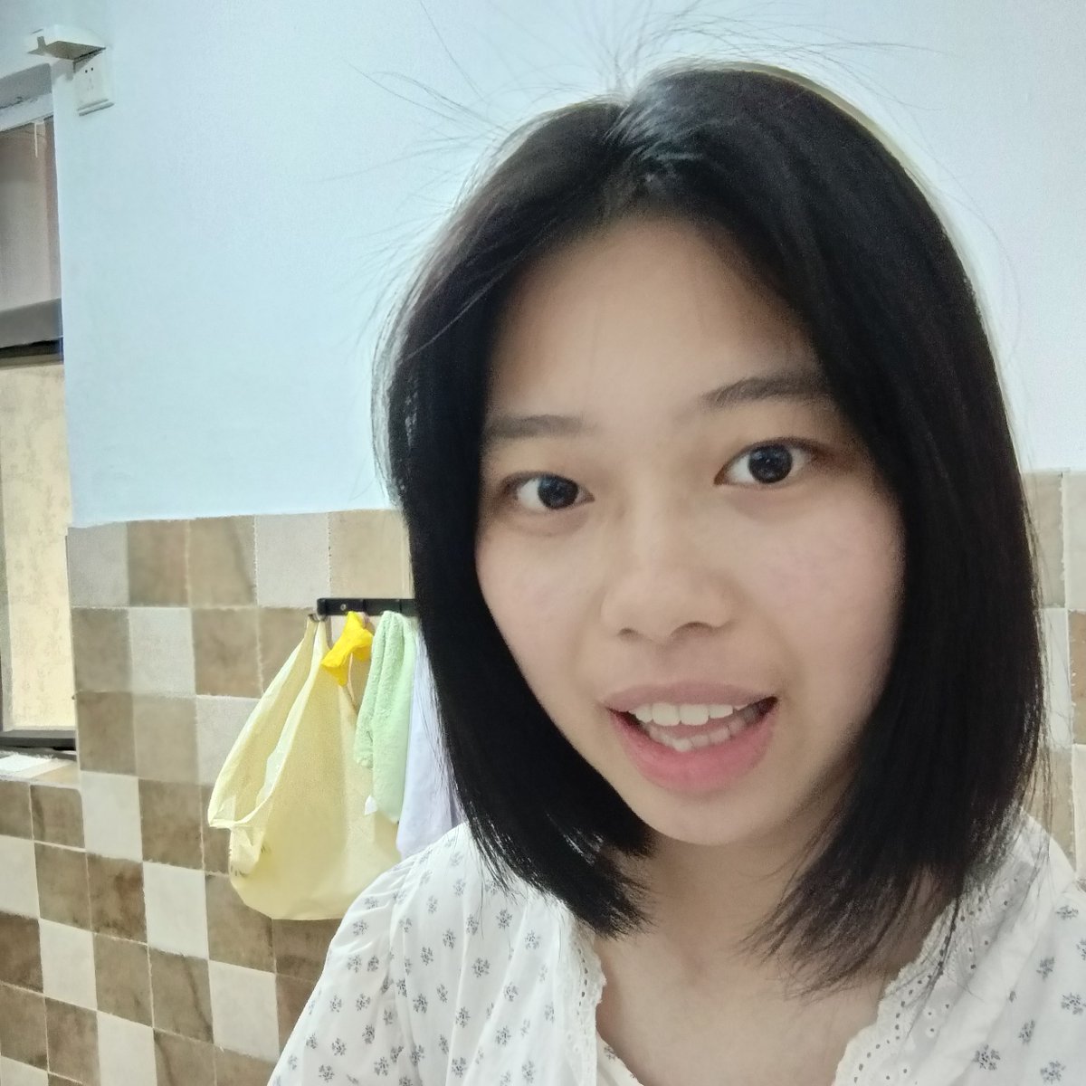 baiyangya1's tweet photo. 我觉得我素颜超级好看  最近刚洗的头发就是很蓬松嘻嘻 好看 https://t.co/iSdcsmwvG8
