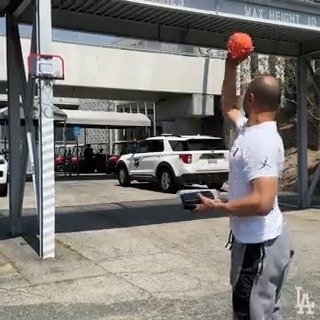 Los Angeles Dodgers on Twitter: "Buckets. Good luck tonight, @Lakers!"