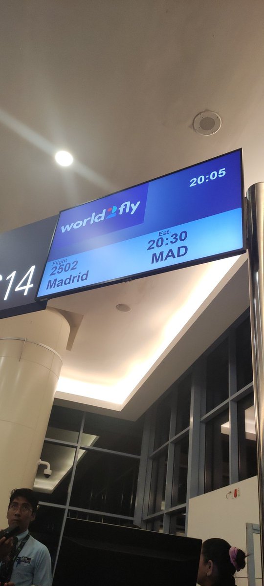 Romanribes's tweet photo. Que está pasando @World2FlyHelp se nos esta retrasando bastante el vuelo. Nosotros ja damos por perdido nuestro Ave...#vueloretrasado #world2fly https://t.co/Vl7JVI1L0m