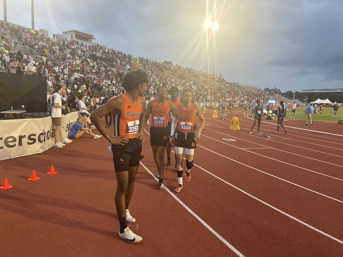 OH MYYYY <a href="/RefugioSports/">Refugio Sports Network</a> turns the JETS on at the last second to win first again!!!