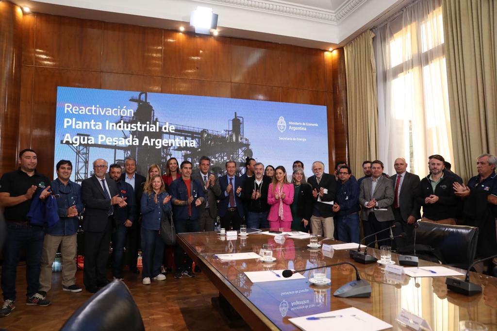aserquis's tweet image. En un día histórico para la @CNEA_Arg y la industria nuclear argentina, formalizamos el contrato para la reactivación de la Planta Industrial de Agua Pesada de Arroyito #PIAP 🇦🇷⚛️