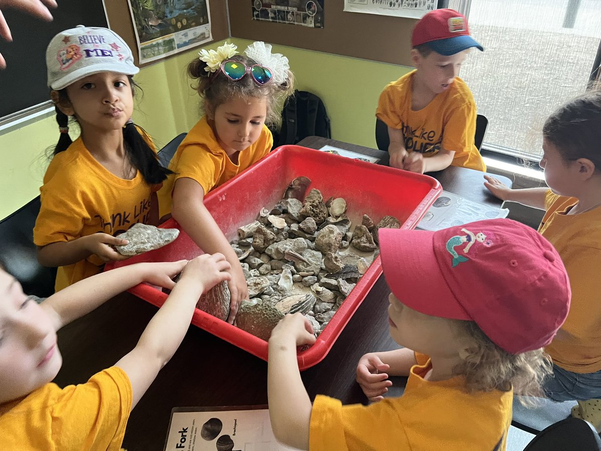 JDFrank81's tweet photo. We had fun on our last field trip of the year to the Parklands at Floyd’s Fork. We loved learning facts about animals and seeing them in their natural habitats. @StopherSharks #DynamicStopher https://t.co/lqWxlaxsdw