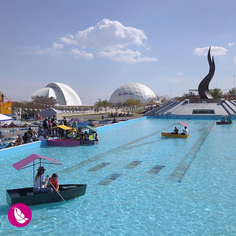 ParadoresGto's tweet photo. 💦 Hay que refrescarse este fin de semana, y qué mejor que una aventura en lanchas en el Parque Guanajuato Bicentenarios para sentirte fresc@ y divertid@ al mismo tiempo. ¡Incluso las mascotas pueden ir al parque! 🐶
•
• @pgbicentenario
•
#agua #water #freso #fresa #fresh https://t.co/oCAkZiAUGc