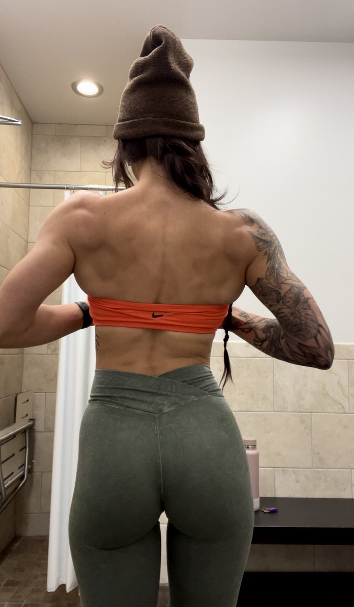 Molly (lovesbig) Dixx 🪩 on Twitter: "RT @fitty_d: Damn my muscles look juicy"