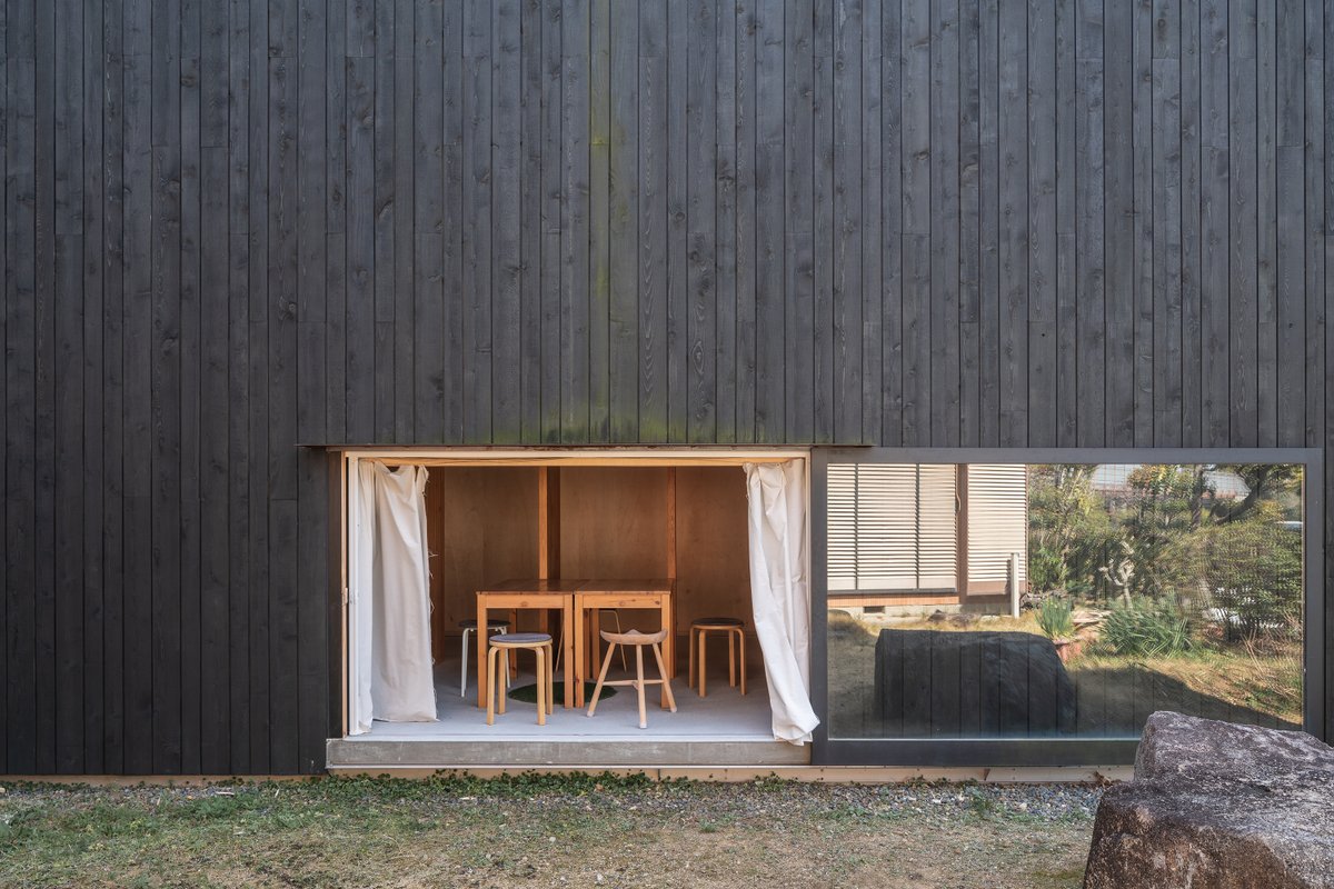 “I wanted to create a house where family and nature are connected or overlap within a space. I wanted families to be connected, not divided by walls due to an overemphasis on privacy.” - Katsutoshi Sasaki
--
simpledwelling.net/homes/tnoie-sa…