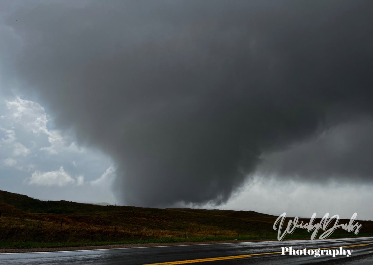 WickyDubs2's tweet photo. Well, releasing shots for today. Todays been wild and I really can’t believe it. We actually were in front of dominator at one point accidentally as the tornado was about to cross and we waved for them to go for it

Two large tornadoes and many funnels for 2023. #stormhour https://t.co/gvkpLqHeat
