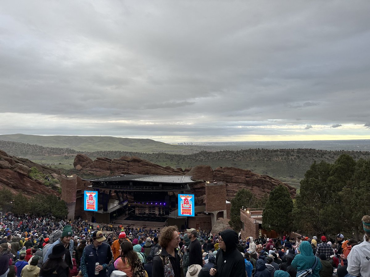 JasonBrookner's tweet image. A cold and wet night at Red Rocks. Until ⁦@BillyStrings⁩ takes over…