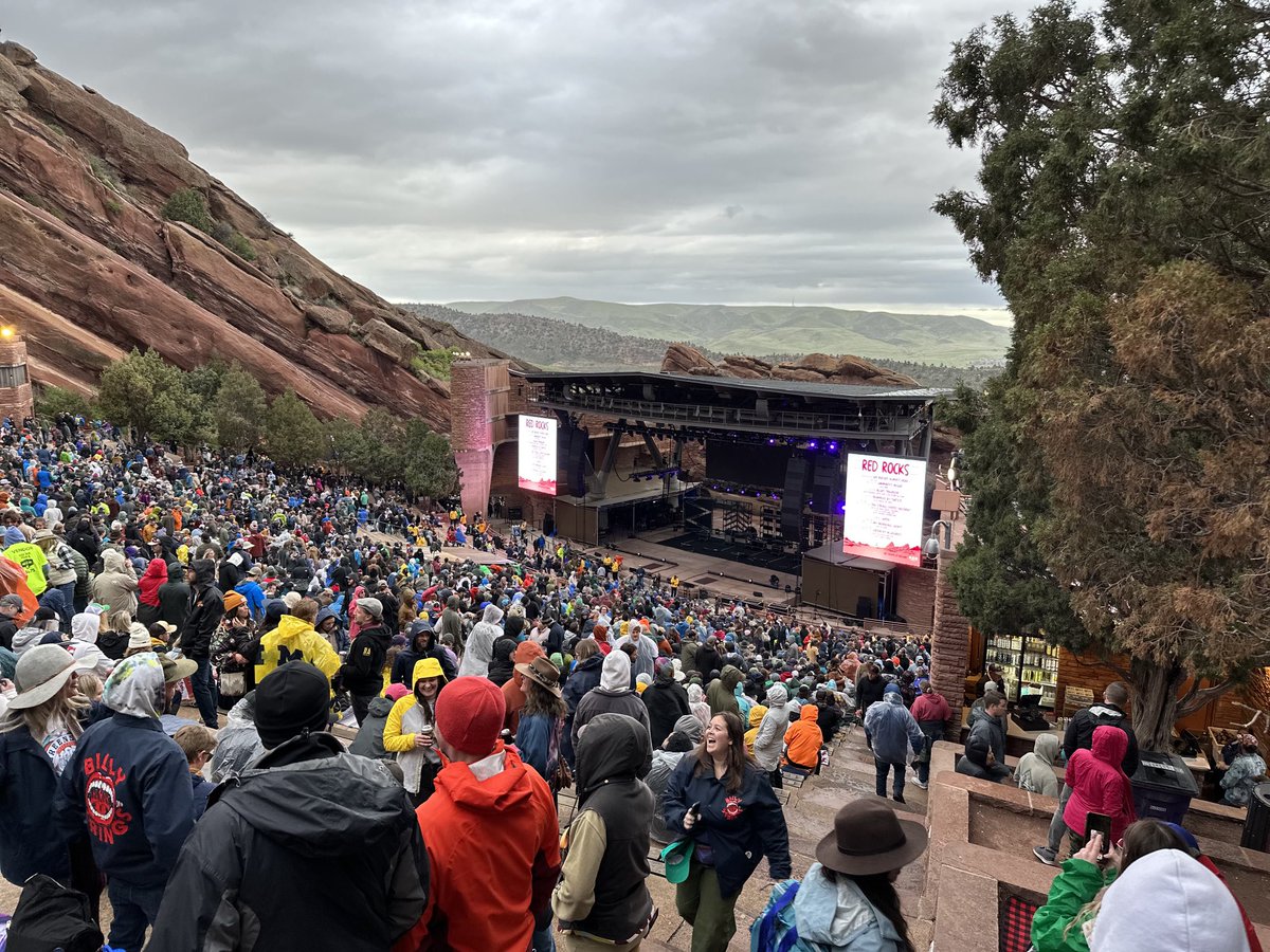 JasonBrookner's tweet image. A cold and wet night at Red Rocks. Until ⁦@BillyStrings⁩ takes over…