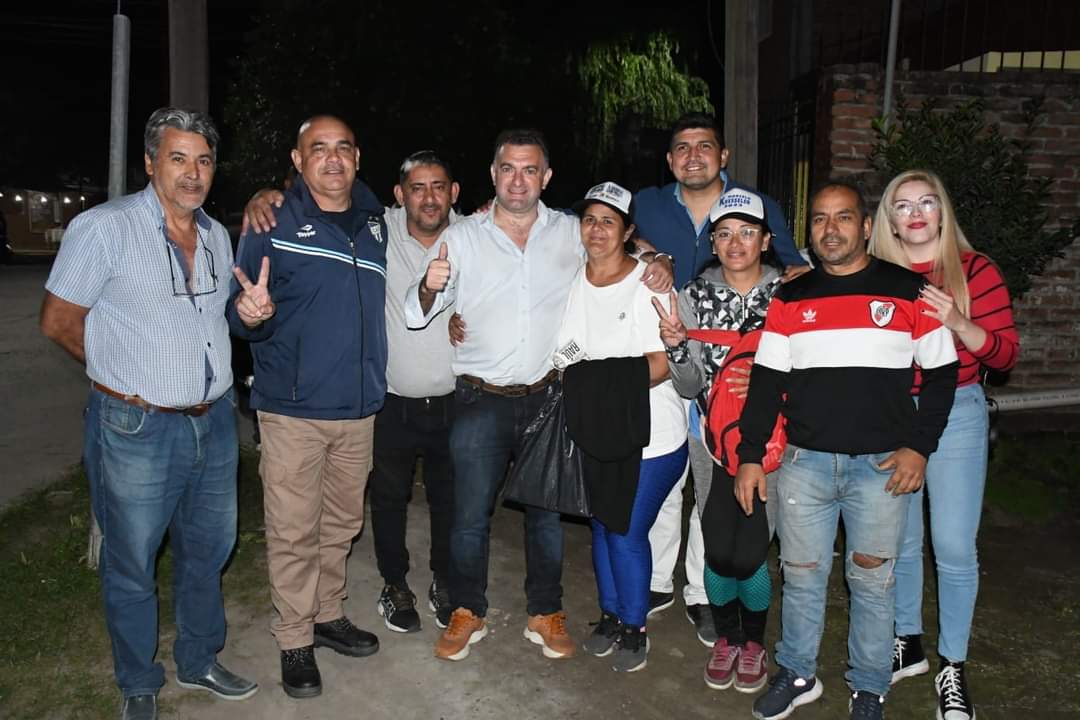 AlbarracinDif's tweet photo. Queremos que progrese cada rincón de nuestra ciudad, con viviendas, obras y trabajo. Queremos que el Barrio Riera sea parte del desarrollo de Concepción y sé que con estos candidatos a concejales que me acompañan lo haremos.
Vamos todos por #LaConcepciónQueQueremos/ ❤️ https://t.co/RNklIvIAEG