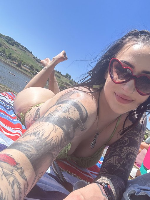 Went to the beach today ☺️ https://t.co/odmmHZqtAm