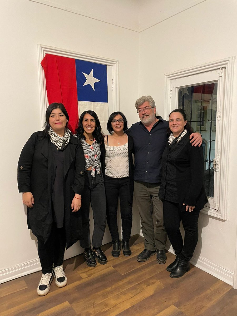 YerkoLjubetic's tweet photo. Reunidos con colegas Consejeras @mariapardover, @Jessica_bengoa, @ncarolachilota y Experta @Antonia_Rivas_P de @la_convergencia para comenzar desde ya el trabajo conjunto por una #NuevaConstitución para Chile. ✊🏼💜 https://t.co/DAUyYMRiQ1