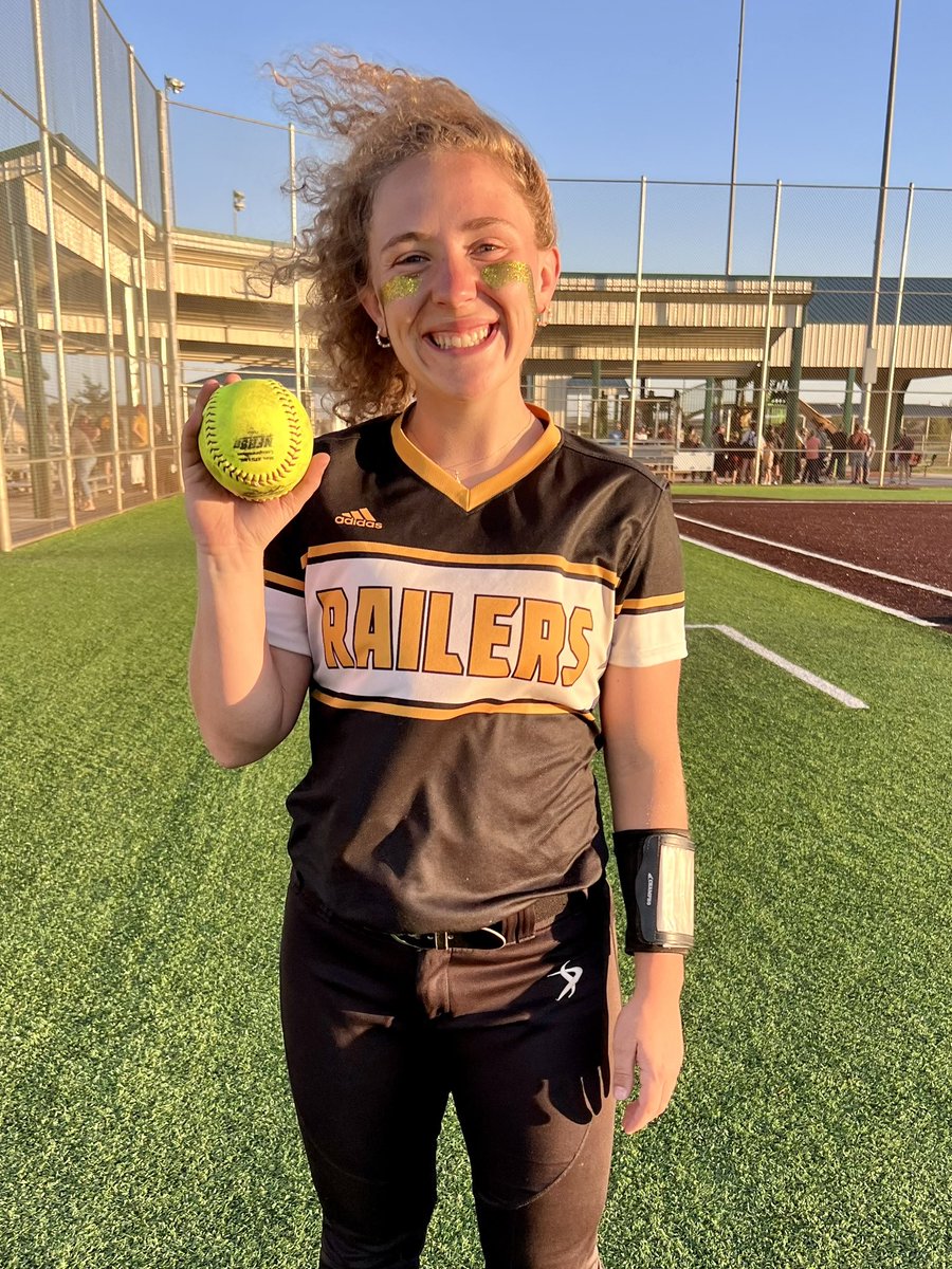 RailerSoftball's tweet photo. Home run by Abby Koontz at Hays tonight! 💣 @abby_koo12 @GoRailers #RailerPride https://t.co/lj3HZ7SA91