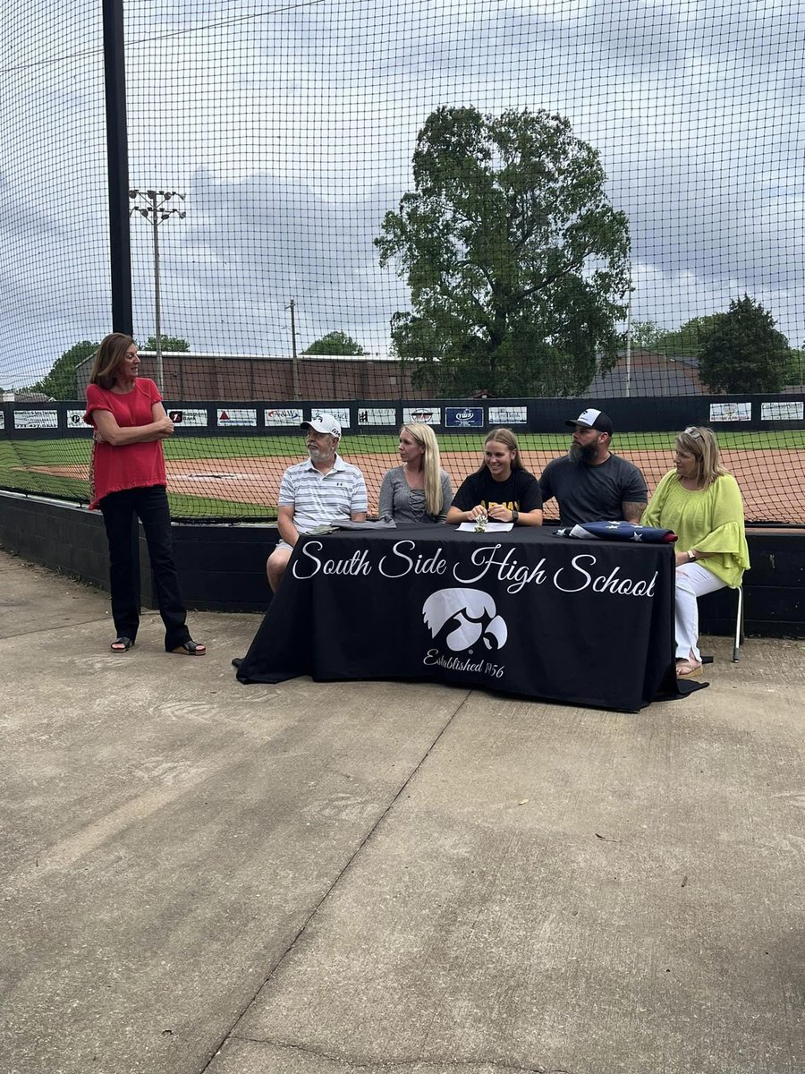 Congratulations to Callie Ramsey on signing with the National Guard! You are so awesome! We are very proud of you!! 
As Coach Mason Taylor said “GO ARMY, BEAT NAVY!” 🫡💪🏼 (1/2)
#HawkNation