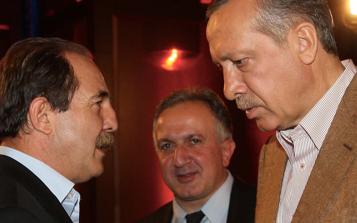 Birlikte çok güldük, ağladık, kavga da ettik, kişisel muhabbetim bakidir ama bu seçimde o muhabbete değil, Türkiye'ye düşman sömürgeci 7 düvel ile içimizdeki 9 doğuran mandacıların hevesleri kursağında kalsın diye RECEP TAYYİP ERDOĞAN'a oy vereceğim.