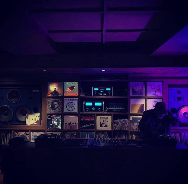 hifivancouver's tweet photo. The music room at Potato Head Hong Kong is any audiophile's dream world that is powered by McIntosh amplifiers.
#BlueMeters #McIntoshLabs #HifiBar #HifiDining #Audiophile #HifiDaily #McStack https://t.co/psVJrOY6eK https://t.co/7zujb4gRTt